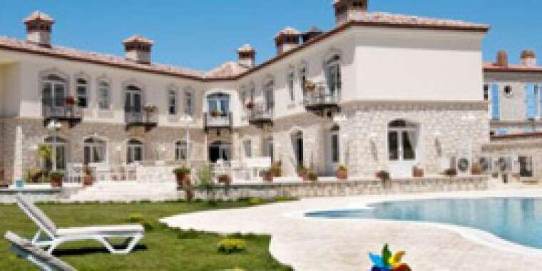 Alaçatı'da Gizli Bir Bahçenin Kapıları Aralandı: Hotel Triangulo