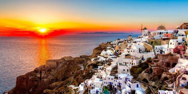 Kendinizi Masal Kahramanı Gibi Hissedeceğiniz 12 Yer santorini