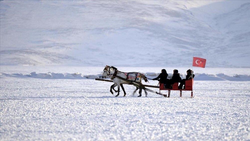 Çıldır Gölü'nde Atlı Kızak Zamanı Geldi... Çıldır Gölü'nde Ne Yapılır, Atlı Kızak ve Fotoğraf Çekimi Ücretleri 