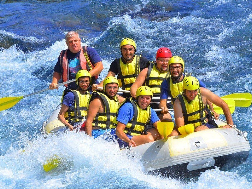 Rafting Tutkunları İçin Tam Kılavuz: Ekipmanlar, Teknikler ve En İyi Rotalar