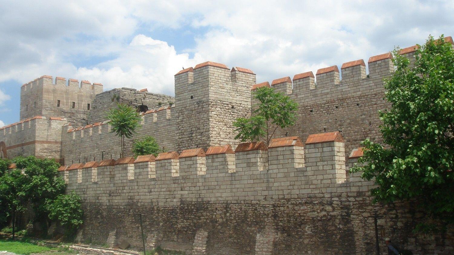 İstanbul’un Ayaklı Tarihi: Surlar ve Kapılar
