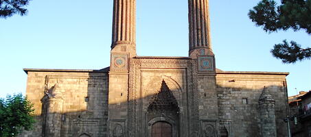 Çifte Minareli Medrese - Görsel 1