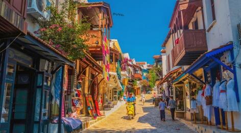 Yemyeşil bir dağ, masmavi bir deniz, güneş ve çakıl taşlı sahilin muhteşem uyumu, Kaş Büyük Çakıl Plajı.
