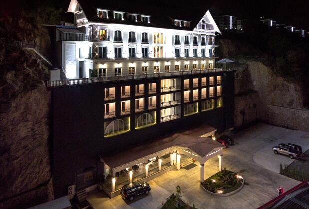 Görsel 2 : Mell Hotel, Trabzon, Otelin Önü - Akşam/Gece