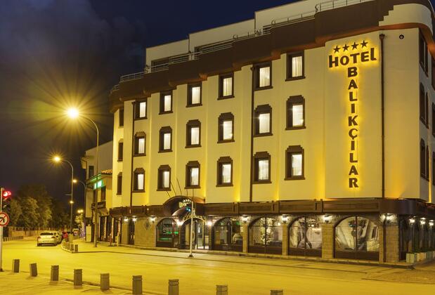 Görsel 1 : Balikcilar Hotel, Konya, Otelin Önü - Akşam/Gece