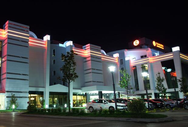 Görsel 1 : Ramada Plaza by Wyndham Izmit, İzmit, Otelin Önü - Akşam/Gece