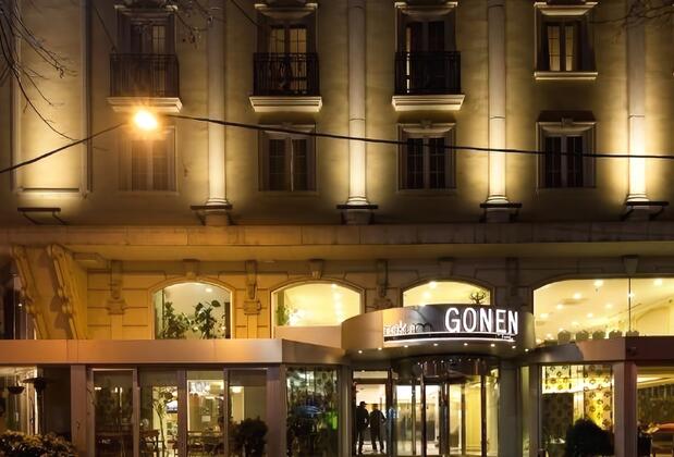 Görsel 1 : Taksim Gonen Hotel, İstanbul, Otelin Önü - Akşam/Gece