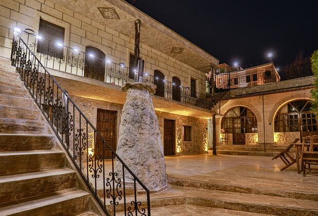 Görsel 1 : Cappadocia Caves Hotel, Nevşehir, Otelin Önü - Akşam/Gece