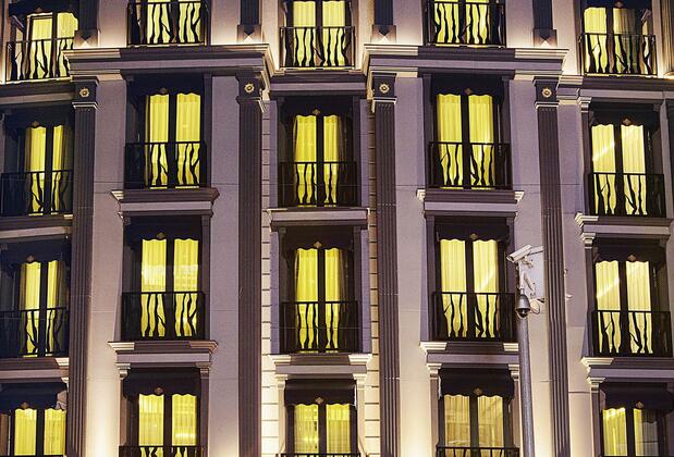 Görsel 1 : Euro Design Hotel, İstanbul, Otelin Önü - Akşam/Gece