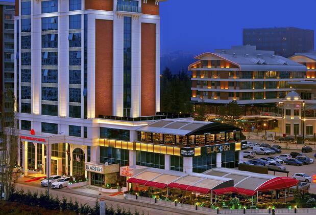 Görsel 2 : The Merlot Hotel, Eskişehir, Otelin Önü - Akşam/Gece