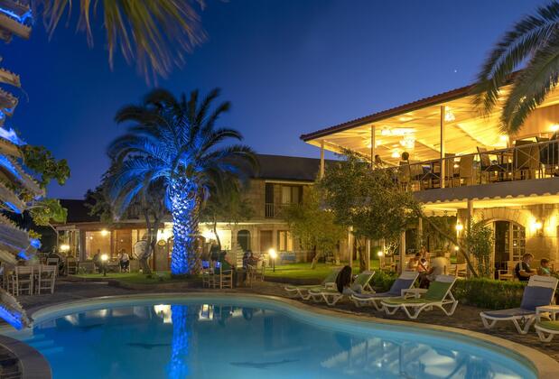 Görsel 2 : Assos Eden Beach Hotel, Ayvacık, Otelin Önü - Akşam/Gece