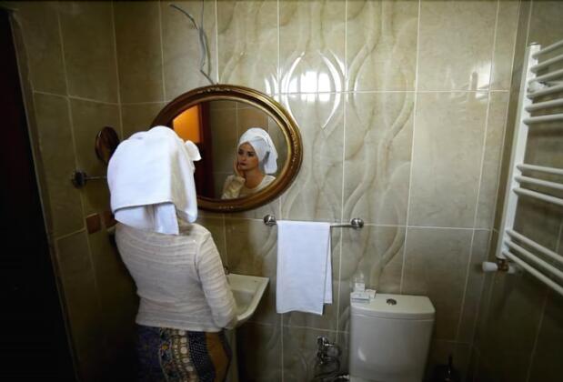 Görsel 38 : Gokoz Natural Park, Keles, Süit, Göl Manzaralı, Banyo