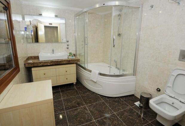 Görsel 18 : Phellos Suites, Şile, Deluxe Süit, 1 En Büyük (King) Boy Yatak, Balkon, Deniz Manzaralı, Banyo