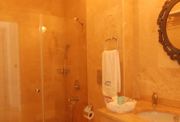 Görsel 28 : Cunda Fora Hotel, Ayvalık, Deluxe Tek Büyük Yataklı Oda (Nature View and Fire Place), Banyo