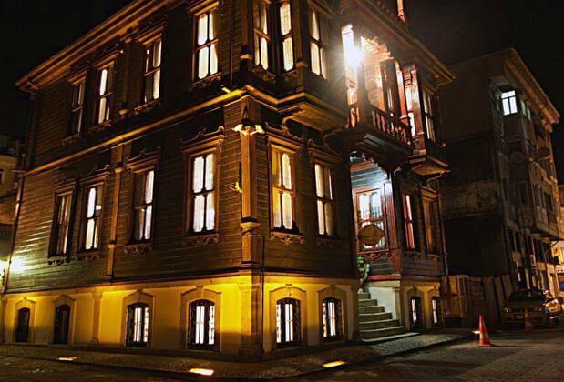 Görsel 1 : Mihran Hanım Konagi , Edirne, Otelin Önü - Akşam/Gece