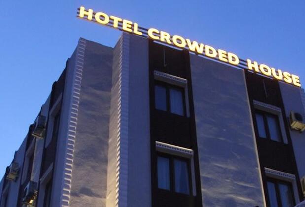 Crowded House Hotel