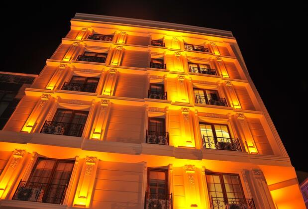 Görsel 1 : Comfort Elite Hotels Old City, İstanbul, Otelin Önü - Akşam/Gece