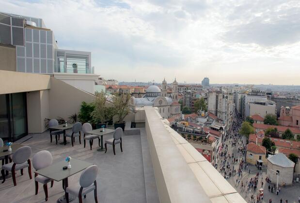 Görsel 2 : Taksim Square Hotel, İstanbul, Çatı katında teras