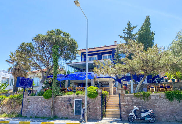 Lacivert Otel Ayvalık