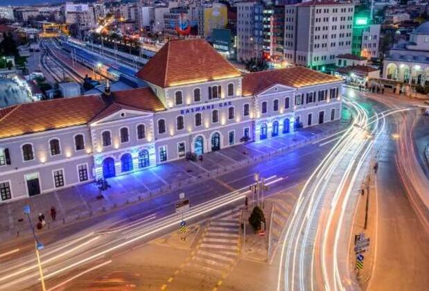 İzmir’in Bir Dönem Parlayan Yıldızı Basmane Semtinin İlginç Hikayesi