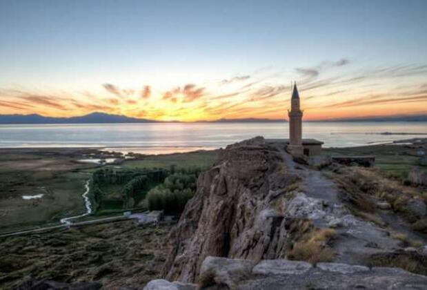 Şehir Efsaneleri: Van Gölü Canavarı'nın Hikayesi