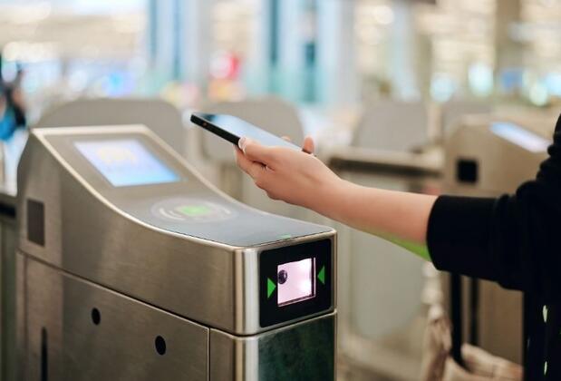 Havalimanında Zaman Kazanmanın Yolu: Hızlı Geçiş Hizmeti Nedir, Nasıl Çalışır?