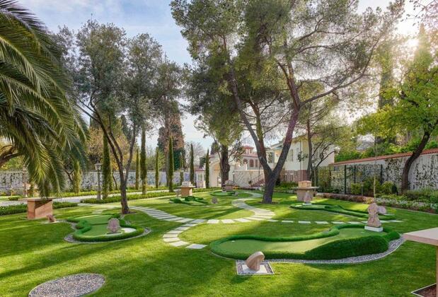 İzmir'de Hafta Sonu İçin Farklı Bir Plan: Arkas Mattheys Köşkü'nde Golf!