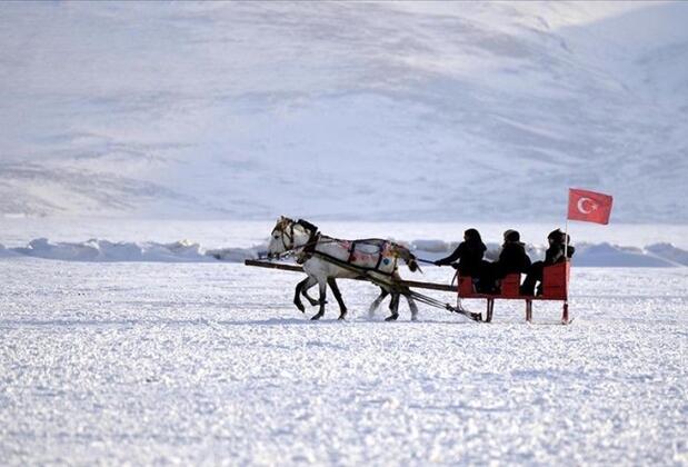 Çıldır Gölü'nde Atlı Kızak Zamanı Geldi... Çıldır Gölü'nde Ne Yapılır, Atlı Kızak ve Fotoğraf Çekimi Ücretleri 