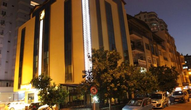 Görsel 2 : Sehri Saray Apart Hotel, Adana, Otelin ön cephesi (akşam)