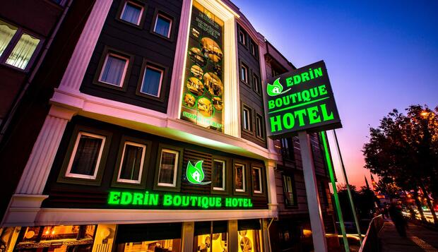 Görsel 1 : Edrin Butik Otel, Edirne, Otelin Önü - Akşam/Gece