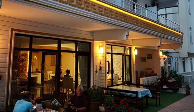 Görsel 1 : Yurekli Apart Otel, Marmara, Otelin ön cephesi (akşam)