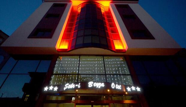 Görsel 1 : Sehr-i Beyza Hotel, Sarıkamış, Otelin Önü - Akşam/Gece