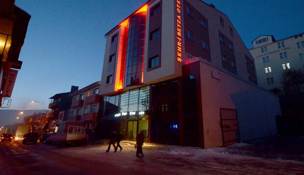 Görsel 2 : Sehr-i Beyza Hotel, Sarıkamış, Otelin Önü - Akşam/Gece