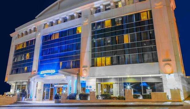 Görsel 1 : Ankara Plaza Hotel, Ankara, Otelin Önü - Akşam/Gece