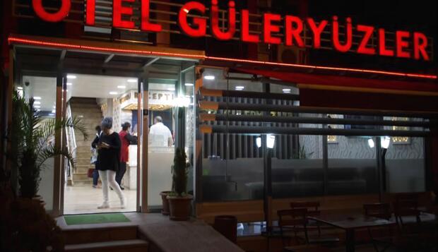 Görsel 2 : Hotel Guleryuzler, Sinop, Otelin Önü - Akşam/Gece