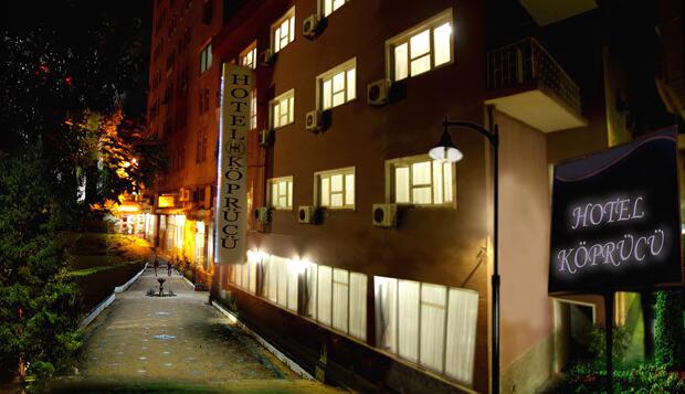 Görsel 2 : Koprucu Hotel, Diyarbakır, Otelin Önü - Akşam/Gece