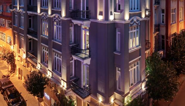 Görsel 2 : Bunk Hostel, İstanbul, Otelin Önü - Akşam/Gece