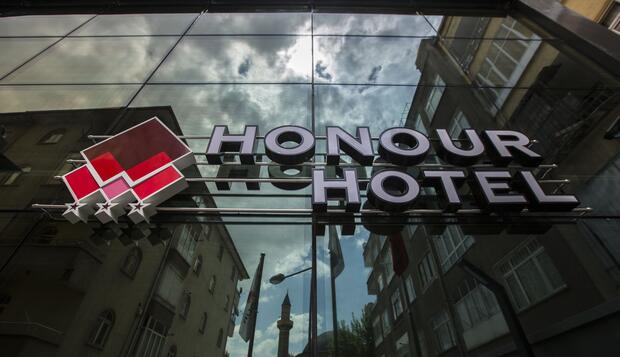 Görsel 1 : Honour Hotel, Niğde, Otelin Önü