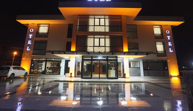 Görsel 1 : Carissa Hotel, Muğla, Otelin Önü - Akşam/Gece