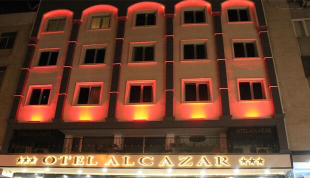 Görsel 31 : Otel Alcazar, Kahramanmaraş, Otelin Önü - Akşam/Gece