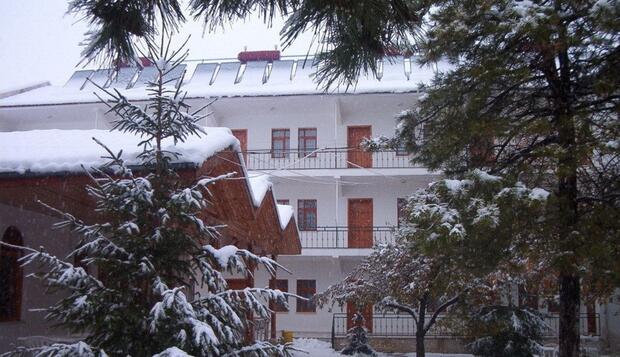 Görsel 2 : Hotel Asikoglu, Boğazkale, Otelin Önü