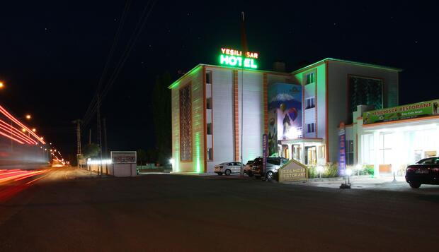 Görsel 2 : Yeşilhisar Hotel, Yeşilhisar, Otelin Önü - Akşam/Gece