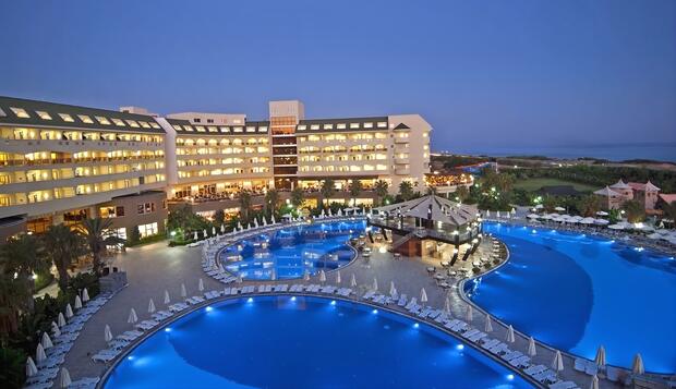 Görsel 1 : Amelia Beach Resort Hotel &amp; Spa, Manavgat, Otelin Önü - Akşam/Gece