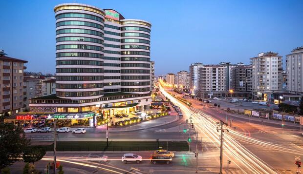 Görsel 1 : Yilmazoglu Park Otel, Gaziantep, Otelin Önü - Akşam/Gece