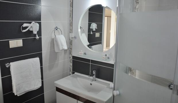 Görsel 23 : Otel Bayburt Konaklama, Bayburt, Deluxe Tek Büyük Yataklı Oda, Banyo Lavabosu