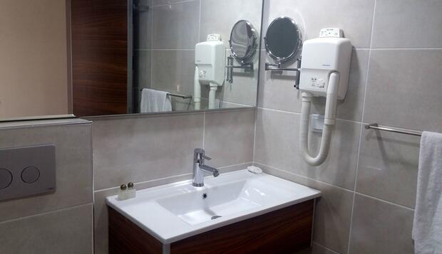 Görsel 13 : Grand Hotel Terme, Kırşehir, Standard Büyük Yataklı Tek Kişilik Oda, 1 Çift Kişilik Yatak, Banyo Lavabosu