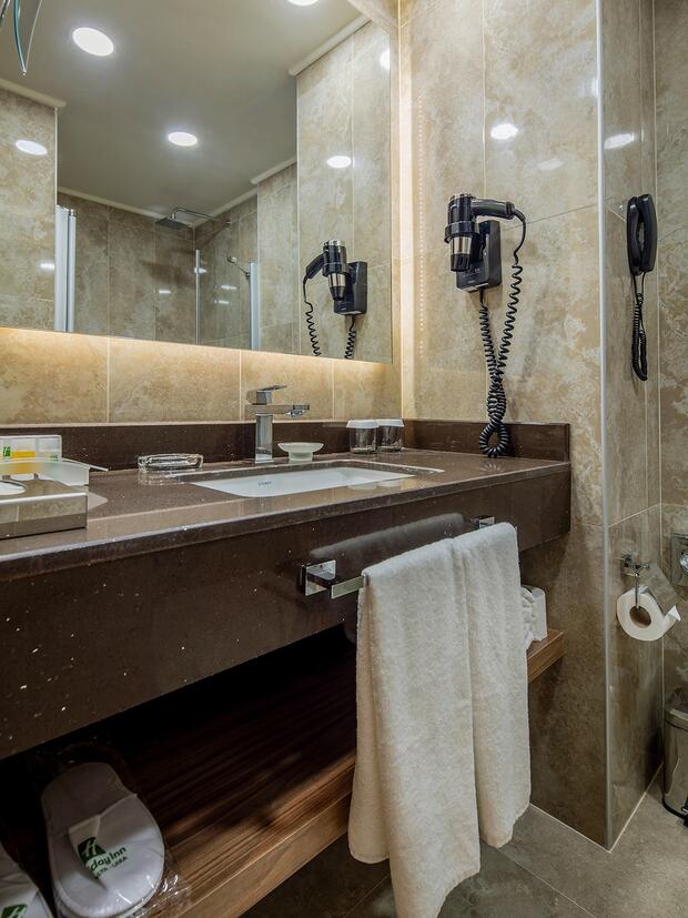 Standart Twin Kara Manzaralı Oda Banyo 
