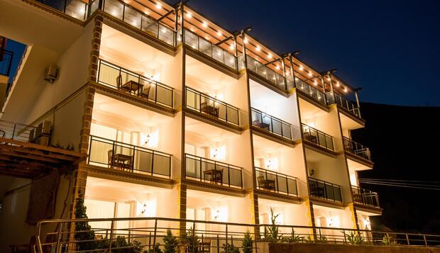 Kas Sun Glare Otel, Kaş, Otelin Önü - Akşam/Gece