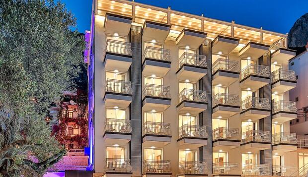 Görsel 1 : Kas Artemis Hotel, Kaş, Otelin Önü - Akşam/Gece