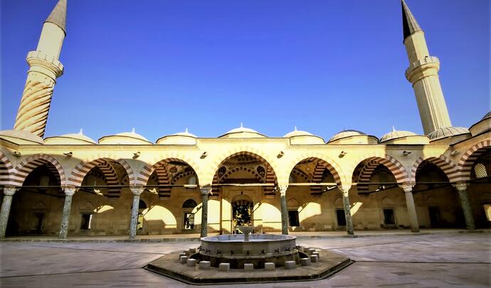 Üç Şerefeli Camii